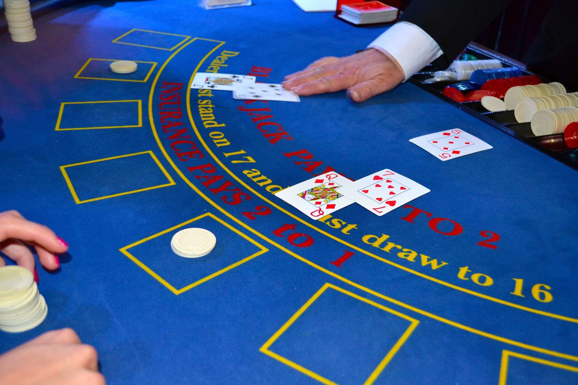 Blick auf einen Blackjack Tisch mit Dealer