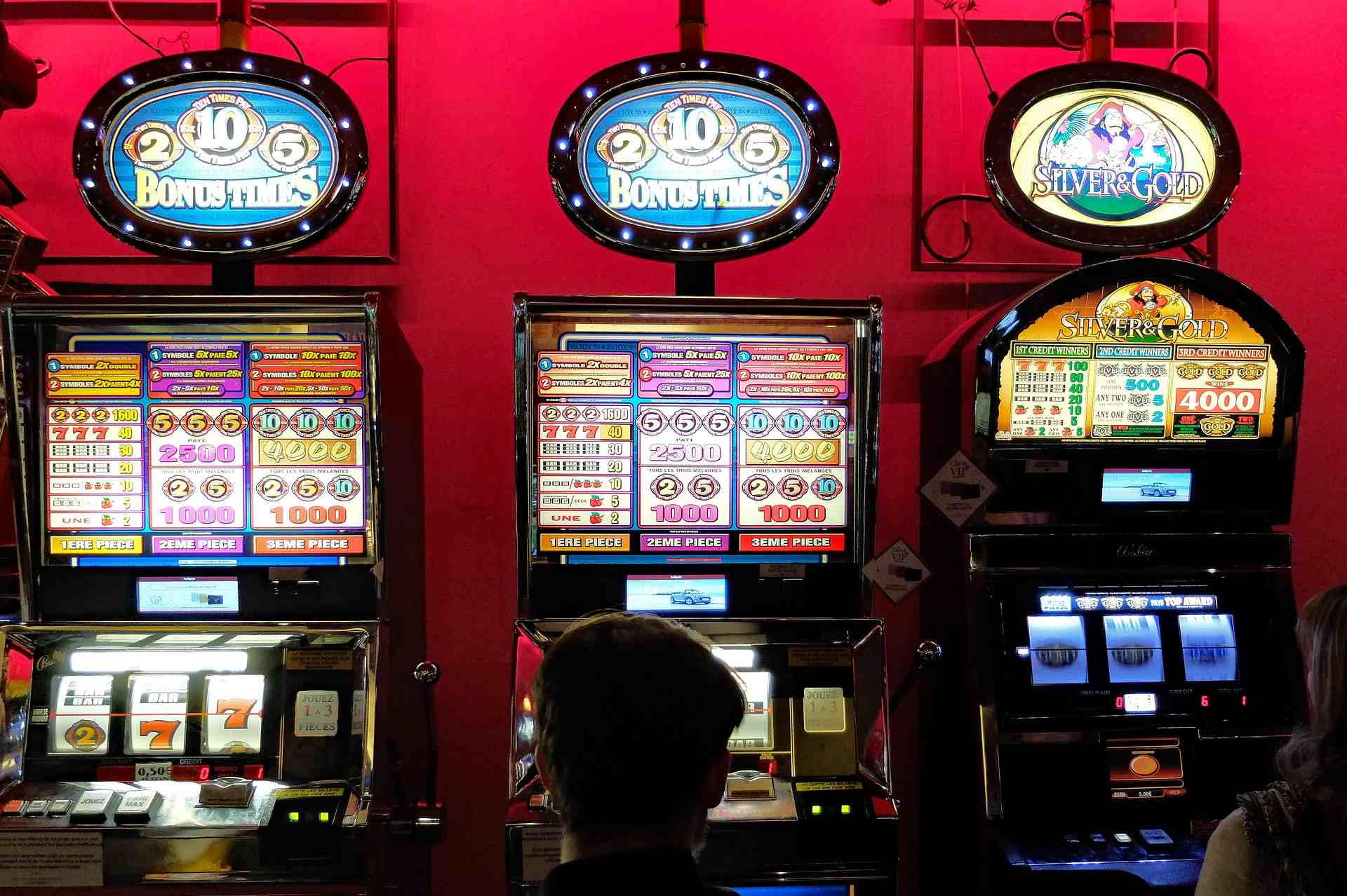 Drei Spielautomaten im Casino